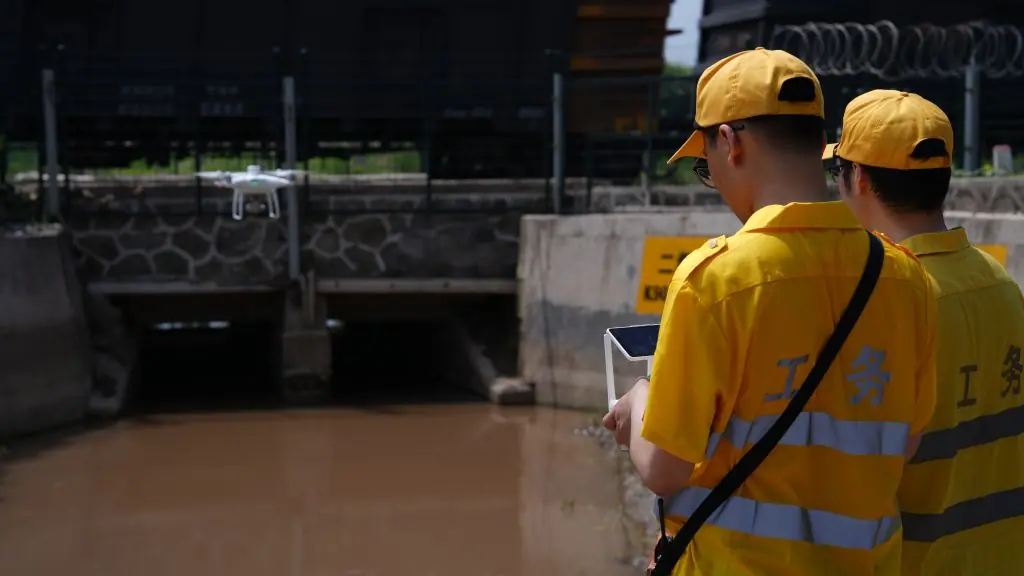 7月9日,呼和浩特工务段毕克齐路桥车间毕克齐路桥检测分析工区的工作人员在进行无人机防洪检查。新华社发